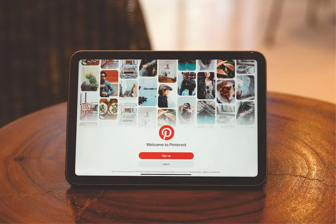 free-photo-of-a-tablet-with-a-pinterest-app-on-it